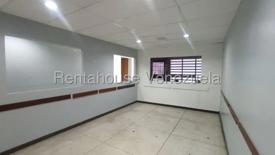 Estefani Flores Alquila Amplia Casa Comercial En El Este De Barquisimeto