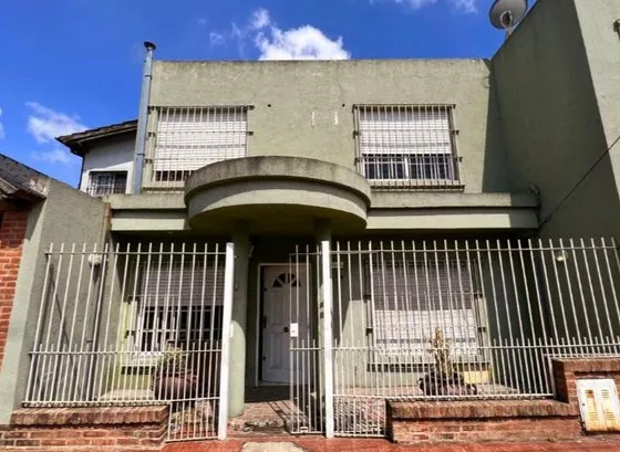 Casa En Venta - 4 Dormitorios 2 Baños - Cocheras - 260mts2 - Villa Santos Tesei, Hurlingham