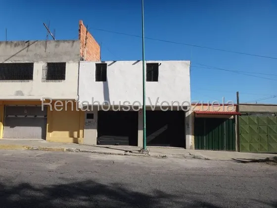 Local Comercial En Alquiler En Barquisimeto Av Venezuela Posee 2 Pisos Muy Bien Ubicado Visítalo! Cod 25 16718 Comunícate Soy Gabi Irastorza                                                            