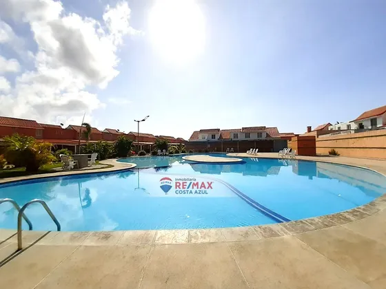 Remax Vende Amplia Quinta En Conjunto Playuela Tucacas.