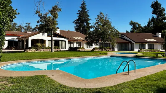 Venta De Espectacular Propiedad En Pirque. Gran Casona, Ubic
