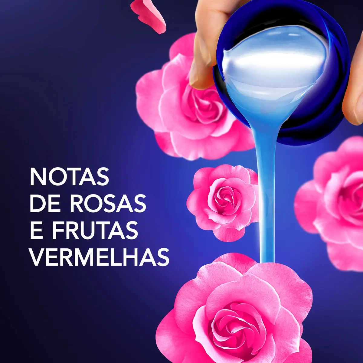 Imagem de uma mão segurando o frasco de produto Downy, despejando o líquido