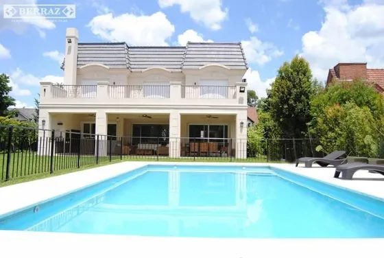 Casa  En Venta Ubicado En Village Country Club, Pilar, G.b.a. Zona Norte