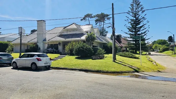 Venta Casa De 4 Dormitorios Y 4 Baños En Playa Mansa Punta Del Este