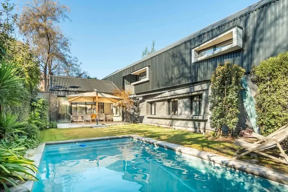 Casa De Alta Arquitectura Moderna En Consolidado Barrio