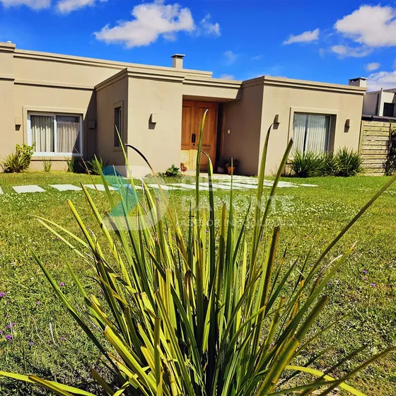 Venta Casa  De 4 Dormitorios En Colinas De Carrasco Con Amplio Fondo, Barbaco Y Parrillero 1400m2