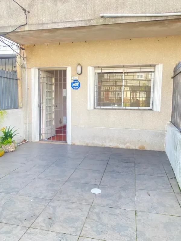 Casa De 1 Dormitorio Con Cochera En Malvín.