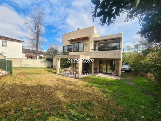 Casa En Venta De 4 Dorm. 4 Baños. San Carlos En Las Condes