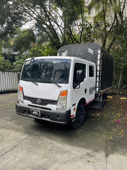 Nissan Cabstar 3.0 Doble Cabina Estacas