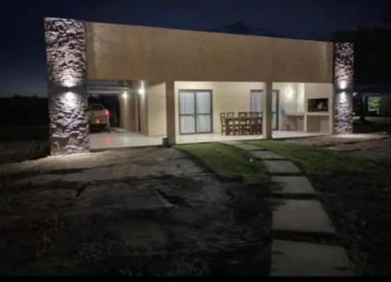 Casa En Venta - 4 Dormitorios 4 Baños - 50.000mts2 - Mendoza
