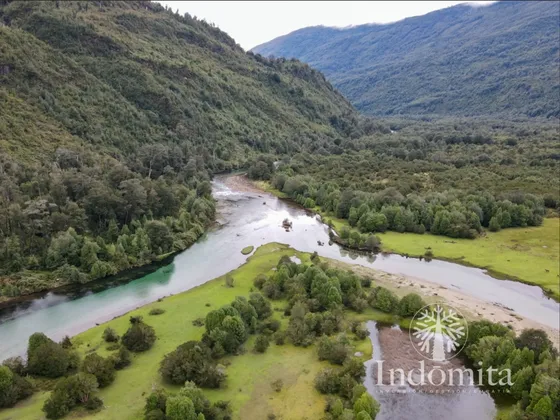 Hermoso Fundo Con Río Traidor En Cochamó