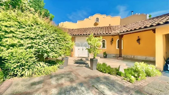 San Carlos De Apoquindo: Las Flores / Camino Mirasol 