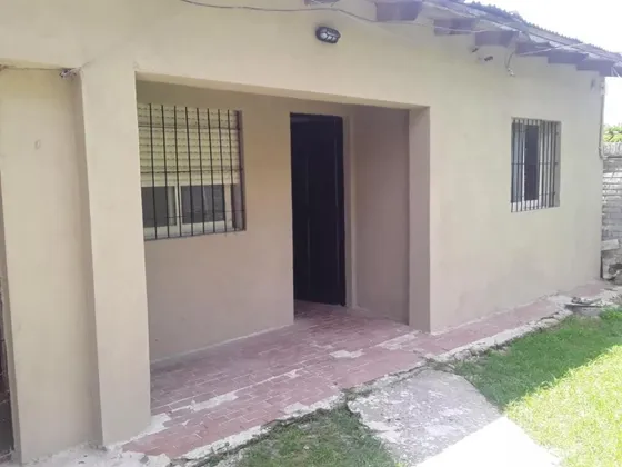 Propiedad Sobre Pavimento, Cerca Estación De Trenes Y Rutas. Acceso Cercano A Escuelas, Hospitales, Comisaria Y Zona Comercial.