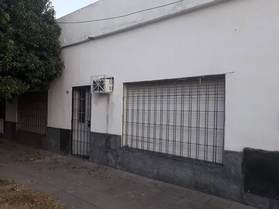 Venta De Casa De 2 Ambientes En  Caseros, Oportunidad.