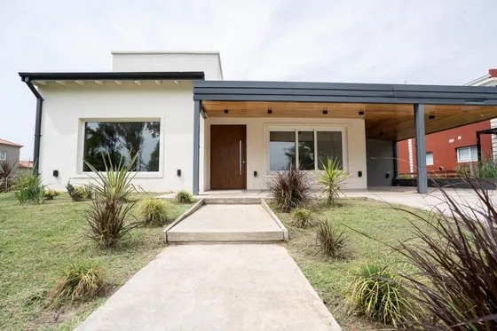 Casa En Venta Con Pileta A Estrenar En Club De Campo En Pilar Del Este - Dueño Directo