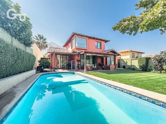 Hermosa Casa Con Amplio Terreno Y Doble Conserjería