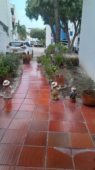 Amplia Y Luminosa Casa Mas Aparta- Estudio En Venta Sobre Vía Principal En Manga Cod. 48687