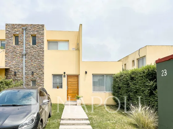 Venta De Casa Tipo Dúplex, Barrio Los Robles En Monte Grande