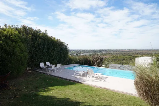Venta De Casa En Country La Cuesta. Pileta. 3 Dormitorios.