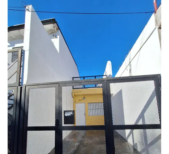 Departamento Tipo Casa En 2 Plantas Con Patio Y Terraza.a Dos Cuadras Colectora Acceso Oeste.