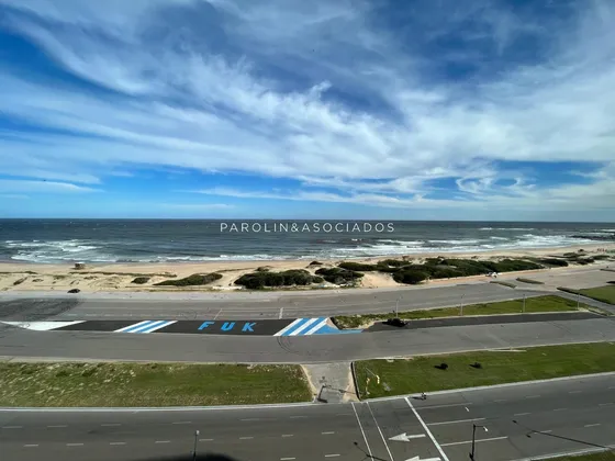 Apartamento De 3 Dormitorios En Torres Del Plata, Punta Del Este.