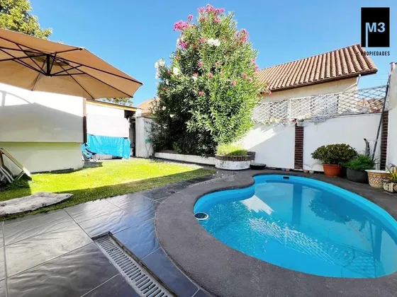 Casa Remodelada Con Piscina En Barrio Familiar De Vitacura