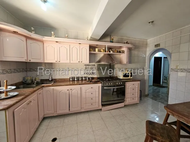 Rent-a-house Vende Hermoso Y Amplio Apartamento, Piso Bajo, Zona Centro, Maracay, Estado Aragua, 25-19752 Gf
