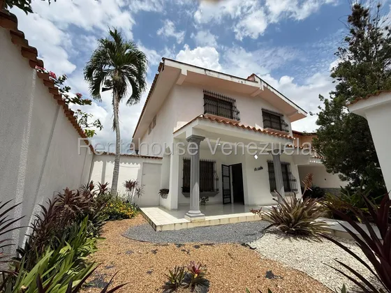 Jip 27-4791. Rentahouse Vende Hermoso Townhouse De 300 Mts2, Jardines, Patio, Área Social Con Parrillera Y Terraza. Urb. El Castaño. Maracay