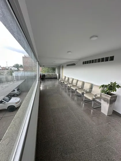 Oficina Céntrica 42m2  / 90m2 En Alta Gracia, Moderna, Amplia, Luminosa, En Complejo De Oficinas
