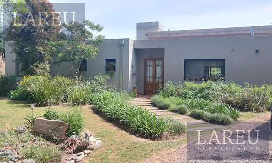 Casa En El Barrio Roble Joven