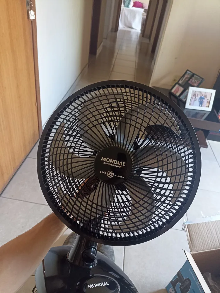 Detalhe da grade frontal do Ventilador Mondial VSP-30-B