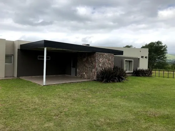 Casa En Los Reartes, Barrio Punto Claro, 5 Ambientes. 2.000 Metros Totales, 220 M2 Cubiertos.