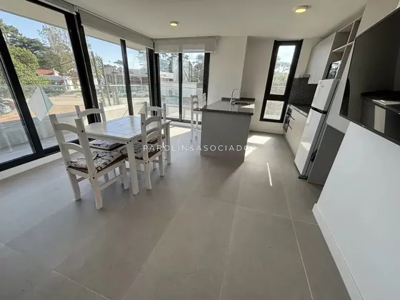 Apartamento En Venta De 2 Dormitorios En Edificio View, Punta Del Este.