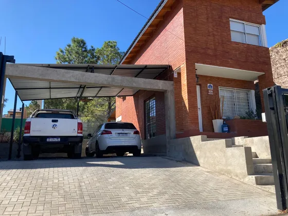 Casa De 3 Dormitorios, Con Pileta, Ubicada En Barrio Becciu - Villa Carlos Paz