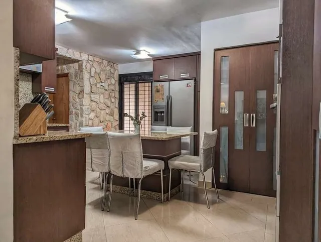 Johana Lazaro Vende Casa De 2 Niveles En Calle Cerrada Con Planta Eléctrica En El Trigal Norte.  Consta De: 420 Mts2 De Terreno   **solo Clientes**