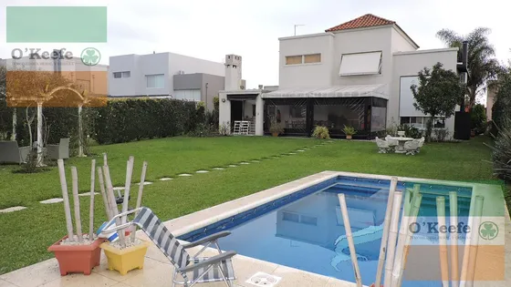 Casa En Venta De Cinco Ambientes Apto Crédito En Lote Central