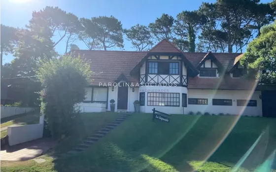 Casa De 4 Dormitorios En Venta En Lugano, Punta Del Este.