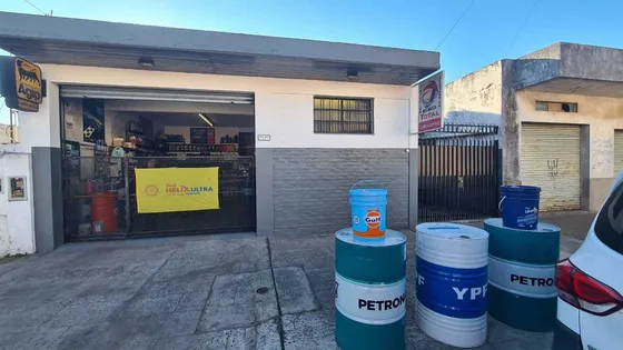 En Venta En Palomar Casa De 3 Ambientes Con Local Al Frente Y Galpon En El Medio En Donde Funciona Lubricentro Y Taller Mecanico F: 8717