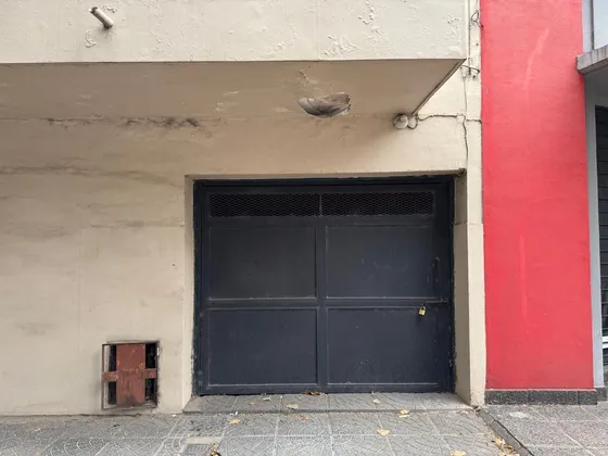 Venta De Cochera Con Ingreso Por Dos Calles