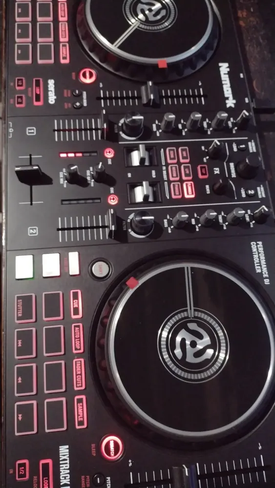 Controlador DJ Numark Mixtrack Pro FX 2 Canais 2 Decks Hot Cue