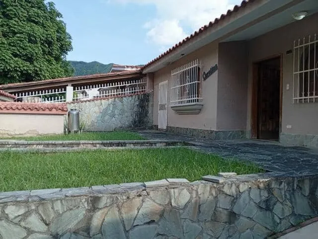 Amplia Casa En Venta, Excelente Distribución, Una Planta, Calle Abierta