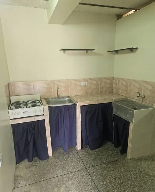 Alquila Anexo Para Dama En Urb. La Esmeralda G01-22