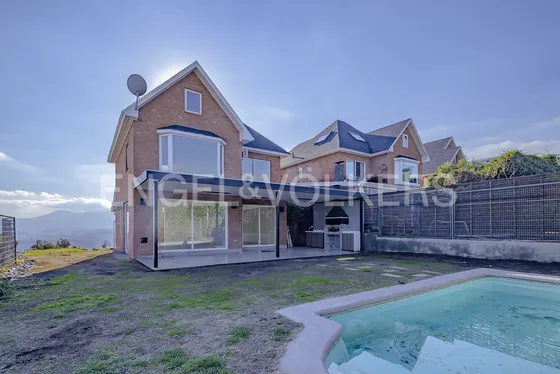 Casa Remodelada Con Vista Despejada En Condominio