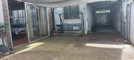 Casa De 2 Dormitorios, Con Garaje Y Gran Fondo Para Usos Varios En Bolivar