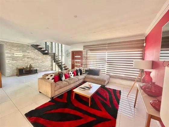 Casa En Venta De 4 Dorm. En La Cisterna