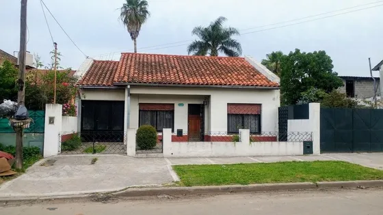 Chalet En Llavallol Sobre 2 Lotes De 15 X 30 Mts, Con 4 Dorm