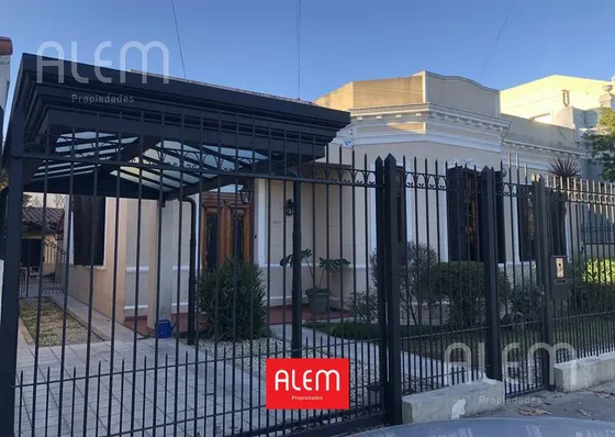 Casa De 3 Dormitorios En Venta En Lomas De Zamora