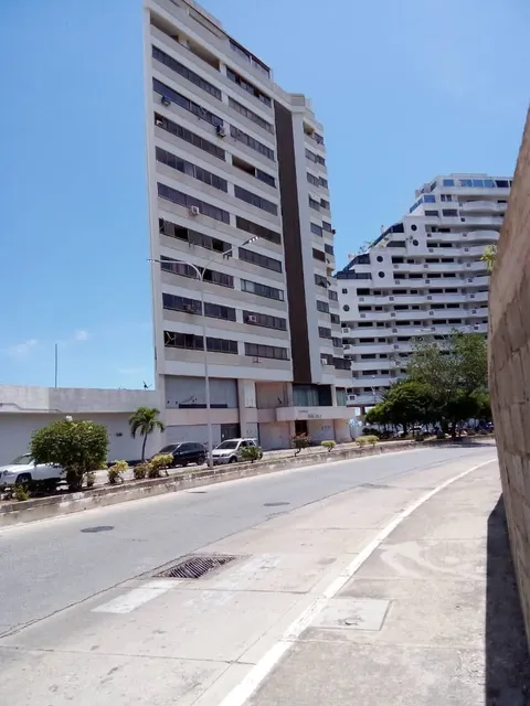 Local Comercial Para Comercio U Oficina Excelente Ubicacion Avenida Santiago Mariño Sector Guaraguao 