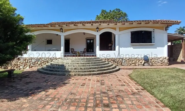 Hermosa Casa Con Amplias Área Verdes. Un Estilo Y Diseño Colonial  24-15831