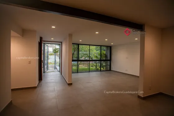 Casa Para Oficinas Ó Notaría En Chapalita Una Planta, En Esquina